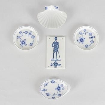 Parti porslin, åtta delar, Royal Copenhagen, "Musselmalet", olika modeller, främst 1900-tal.