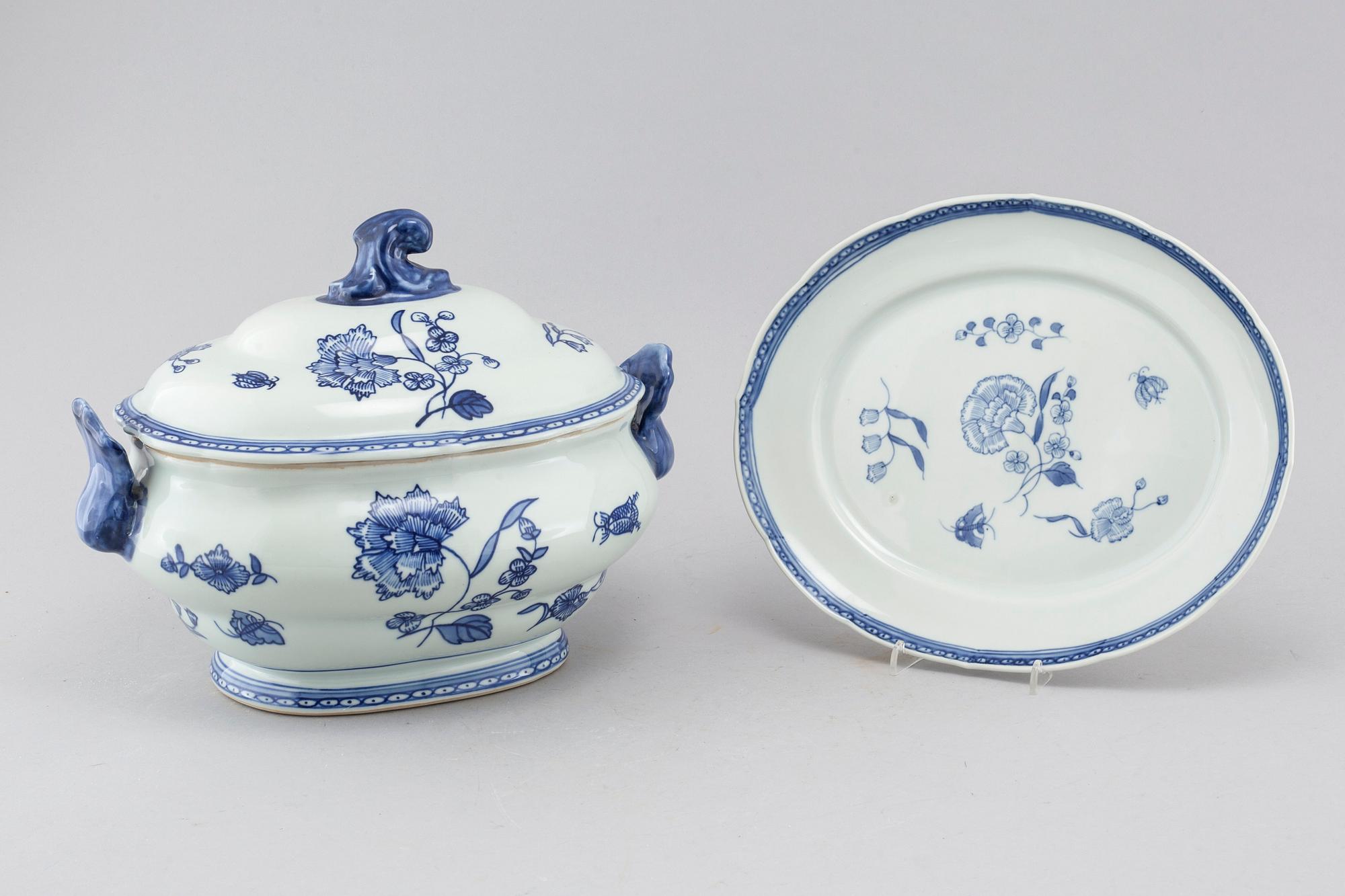 A porcelain terrine "Nejlika" from IKEAS 18th century series from the late 20th century.