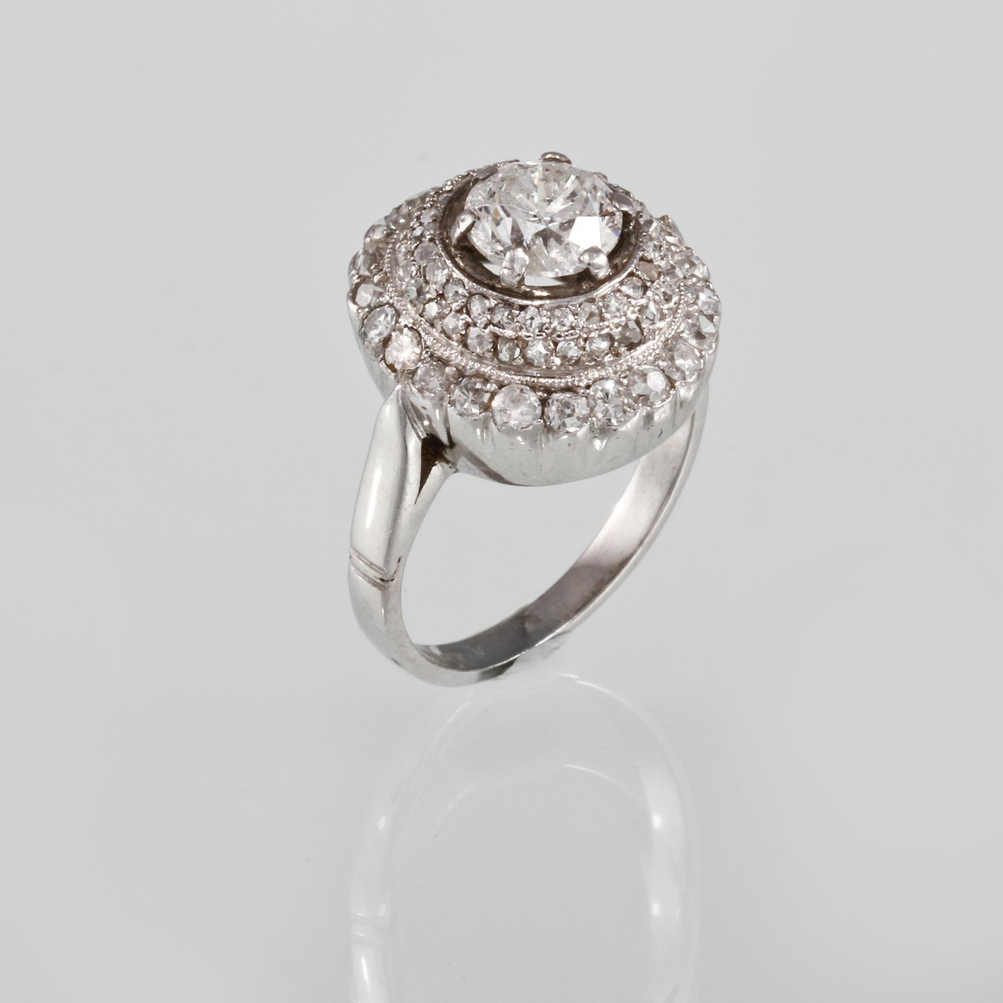 RING, 18K vitguld med fasetttslipade diamanter ca 1.50 ct samt briljantslipad diamant ca 1.35 ct. Vikt 6,7 gram.