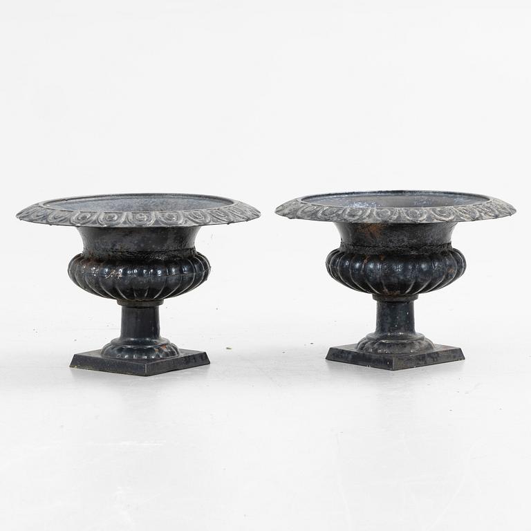 Garden urns, a pair, later part of the 20th century.