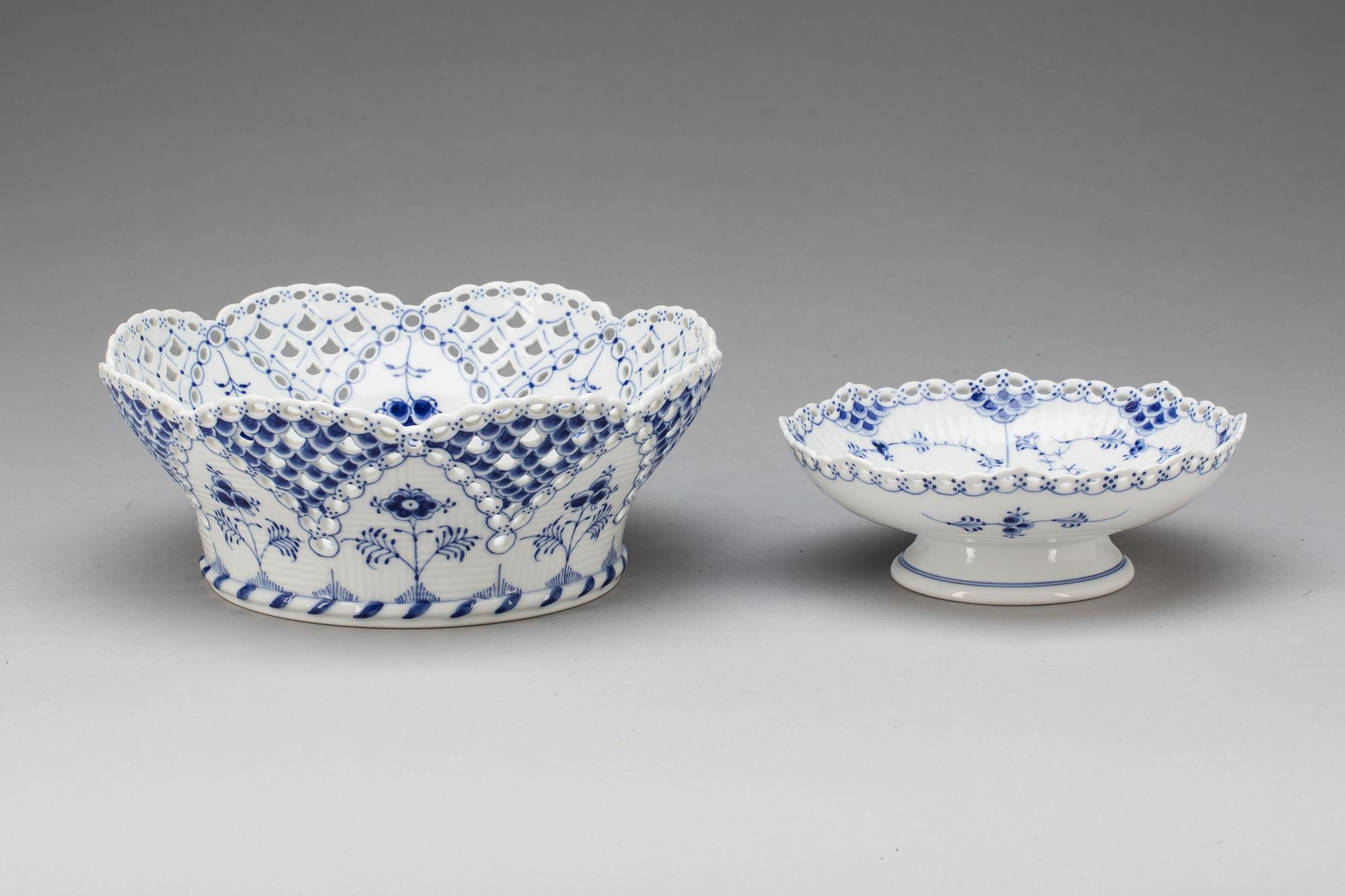 SKÅLAR, 2 st, porslin. "Musselmalet", Royal Copenhagen, 1900-talets andra hälft.