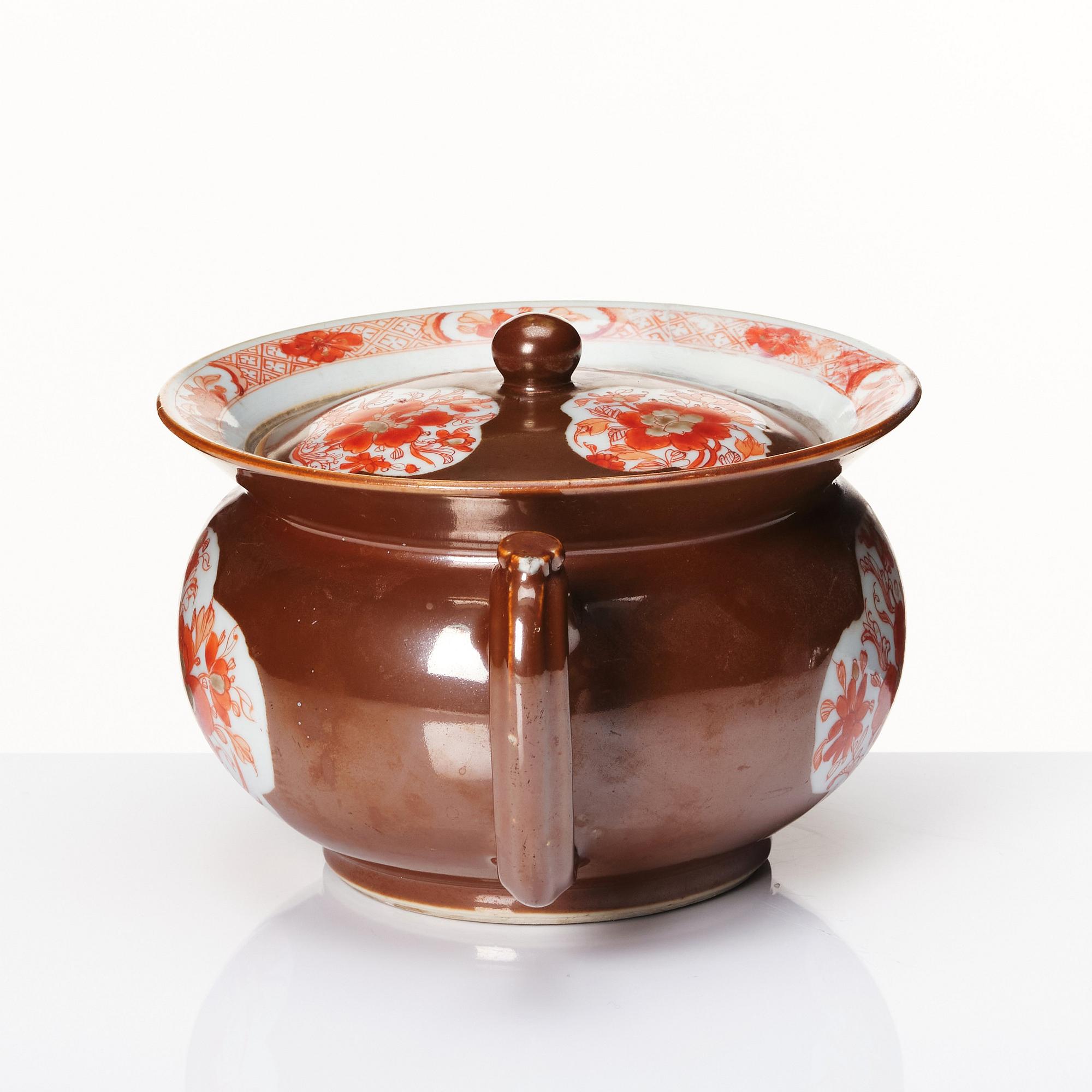 A Chinese Export chamber pot with cover, Qing dynasty, Kangxi (1662-1722).