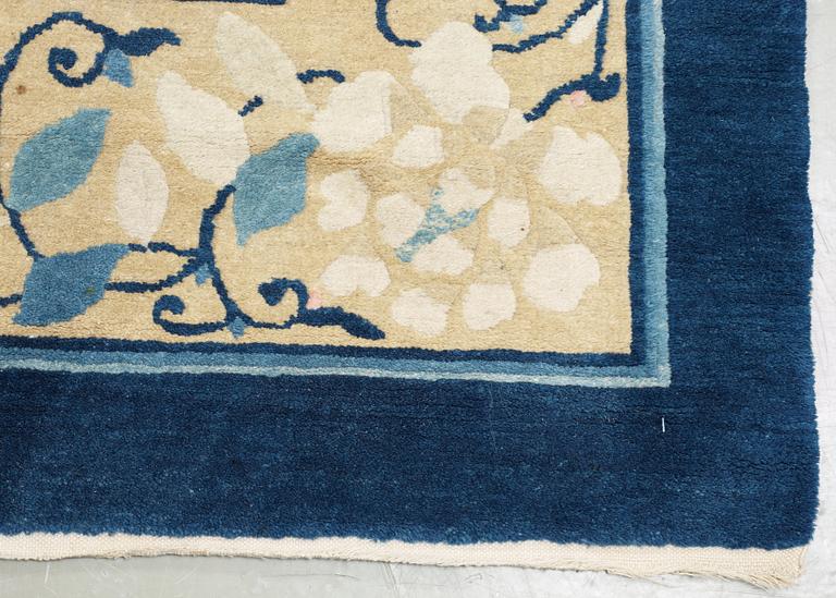 CARPET, ANTIQUE BEIJING. China, late Qing dynasty, 412 x 307,5 cm.