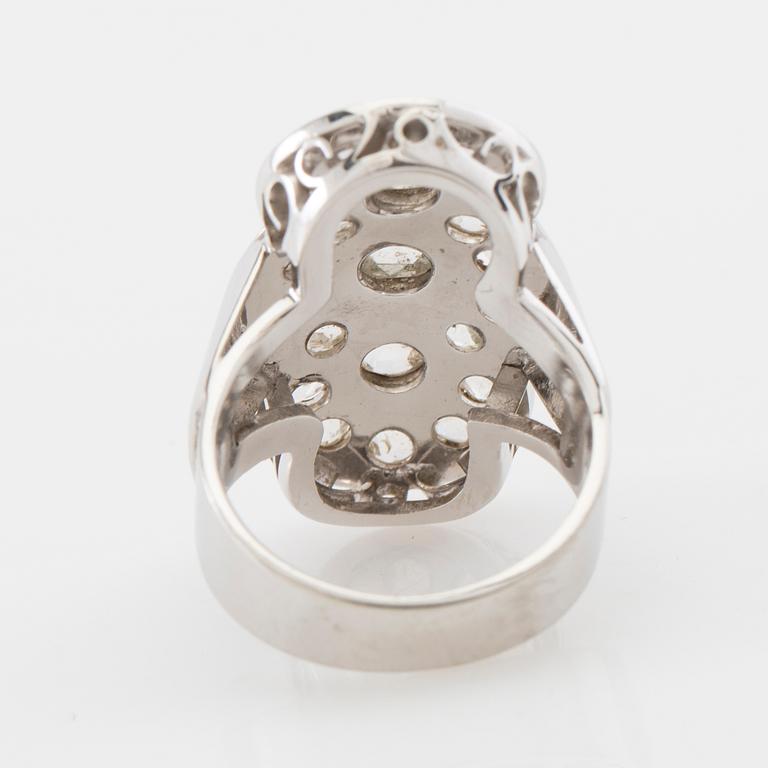 Ring 18K white gold set with rose-cut diamonds.
