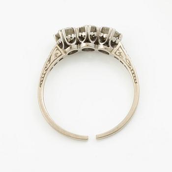 Ring, three-stone ring, 18K white gold set with three brilliant-cut diamonds.