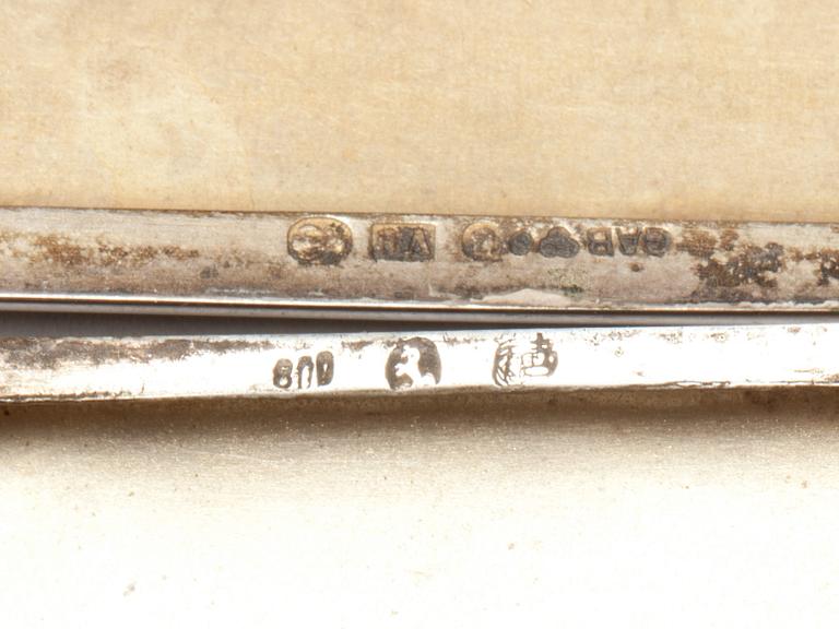 CIGARETTETUIER, silver, två st. 1900-talets mitt. Vikt ca 160 g.
