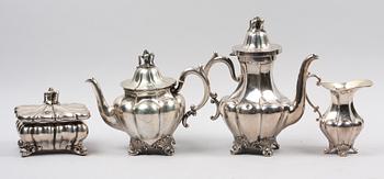 KAFFE- SAMT TESERVIS, 4 delar, silver, nyrokoko. Gustaf Robert Lindbäck, Nederkalix. resp CG Hallberg, Stockholm. 1911-1915.