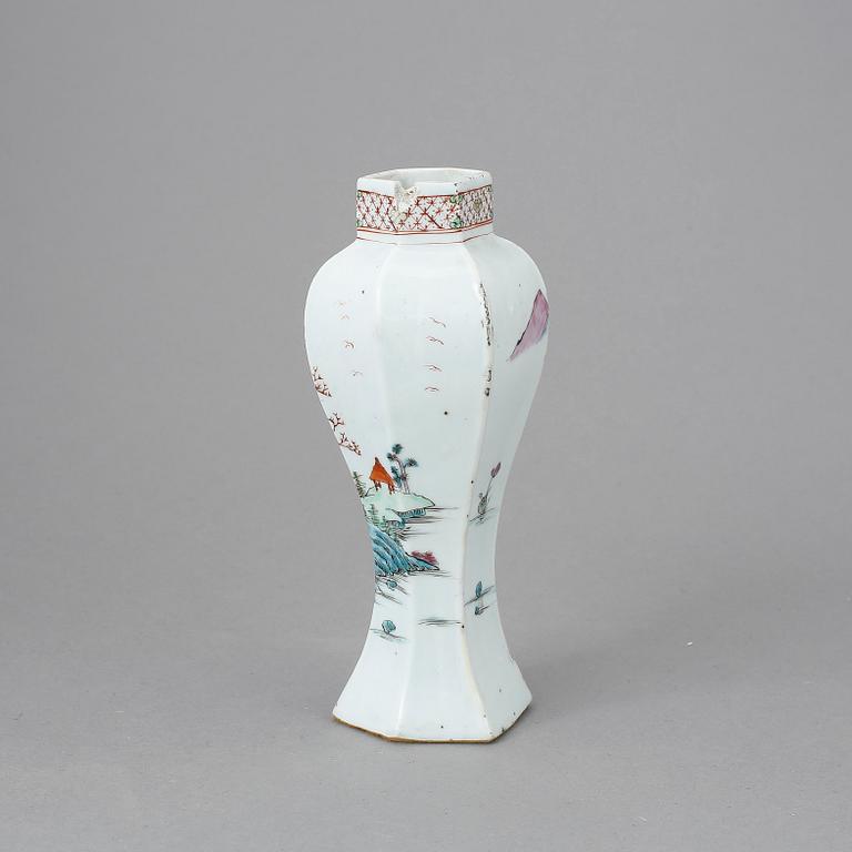 VAS, porslin, Qingdynastin, Qianlong  1736-95.