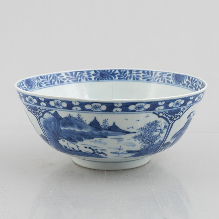 A blue and white bowl and bottle, China, Qing dynasty, 19th century.
