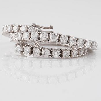 ARMBAND, 18K vitguld med briljantslipade diamanter ca 5.13 ct. Vikt 12,3 gram.
