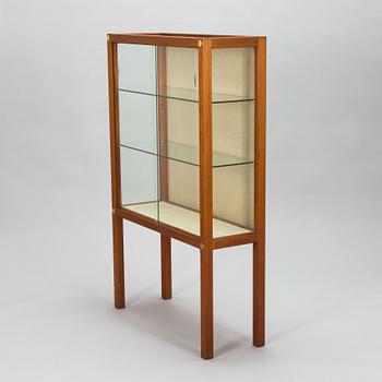 Carl Gustaf Hiort af Ornäs, A 1950s display cabinet, 'Näyttely-vitriini' for Huonekalu Mikko Nupponen Oy, Finland.