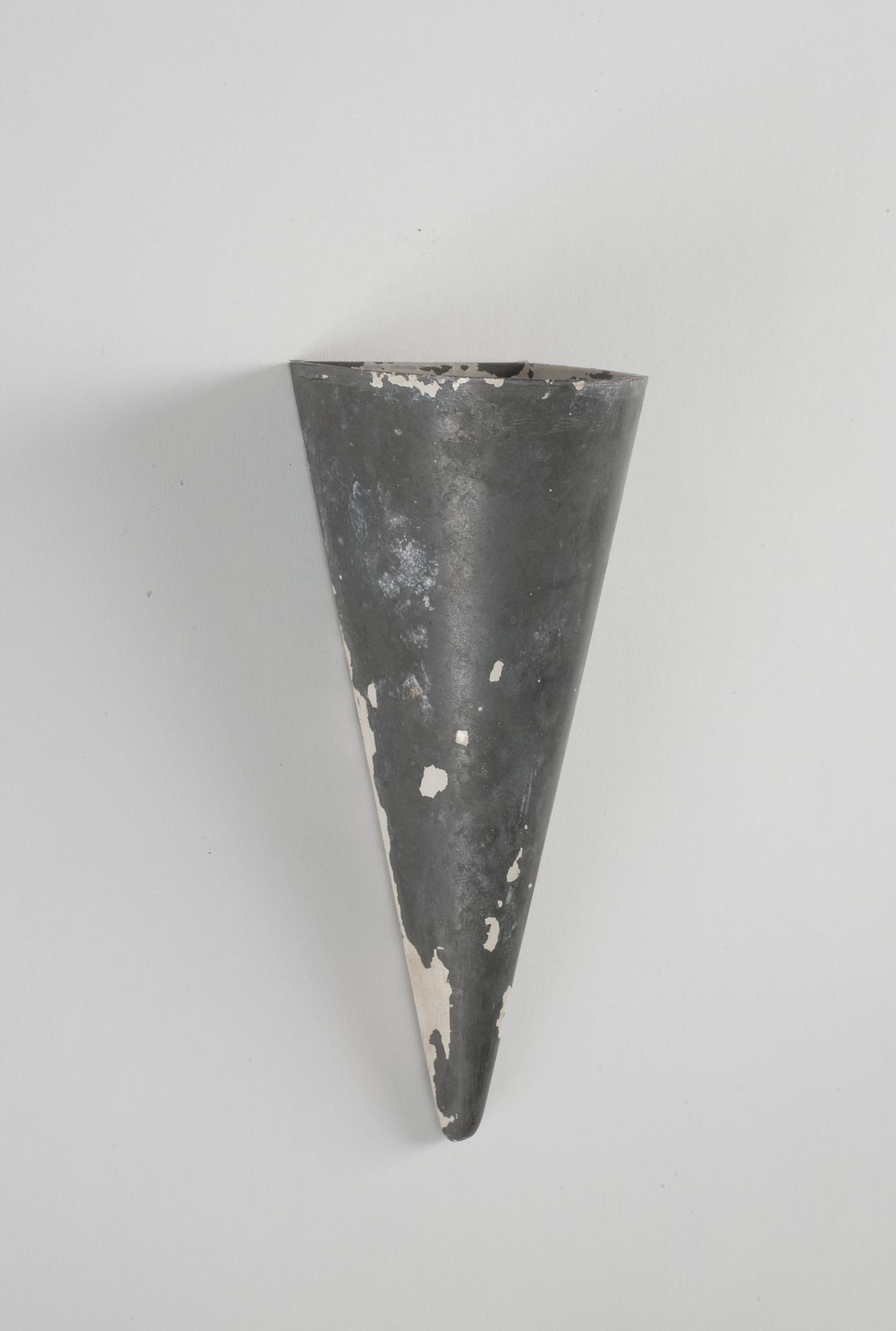 A set of 5+1 Alvar Aalto white lacquered metal wall lights for the Paimio Sanatorium, Taito Oy, Finland circa 1933.