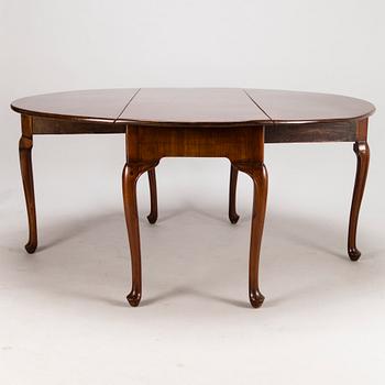 An 18th century English drop-leaf table.