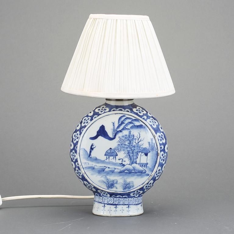 BORDSLAMPA/PILGRIMSKRUS, porslin, Kina, 1800-tal.