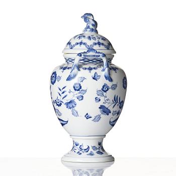 A Royal Copenhagen 'Musselmalet' / 'blue fluted' vase with cover, Denmark, 1898-1923.