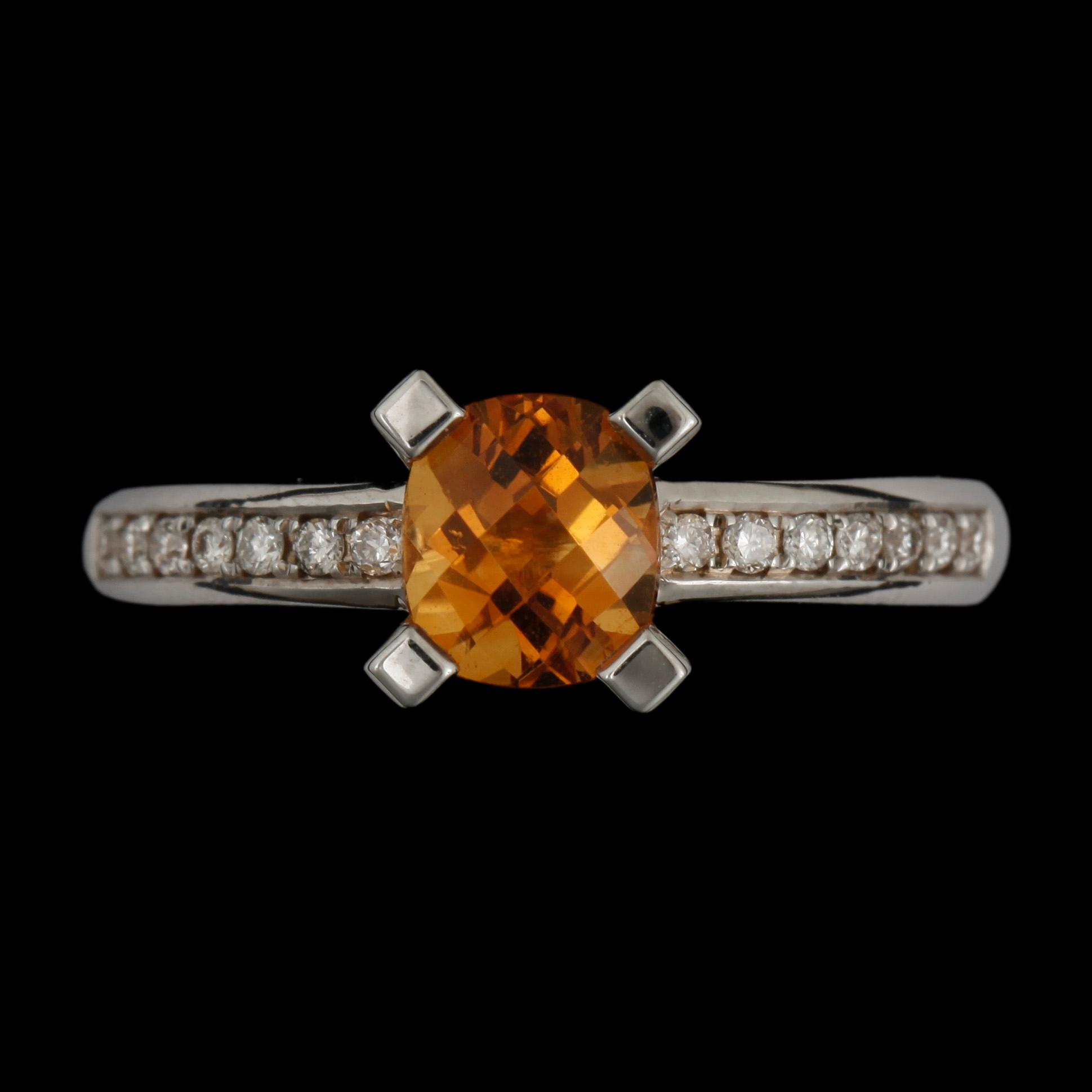 RING, 14k vitguld med citrin ca 0,84 ct samt briljantslipade diamanter tot ca 0,14 ct. Vikt ca 3,74 gram.
