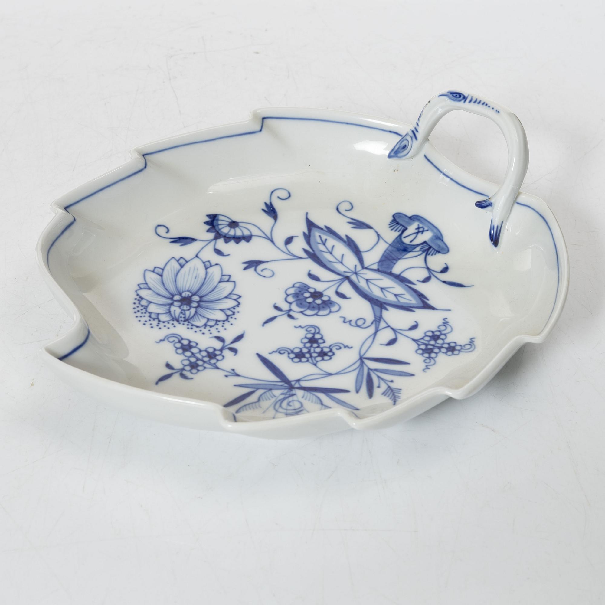 Meissen, a set of nineteen porcelain parts, 'Zwiebelmuster/Blue Onion', Germany.