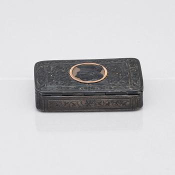 Dosa, gjutjärn med porträttmedaljong. 1800-talets början. Sannolikt föreställande kung Ludvig XVIII. Empire.