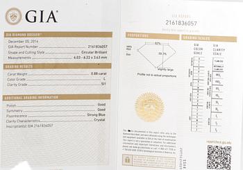 RING, med briljantslipad diamant 0.88 ct samt 2 ovalslipade små diamanter.