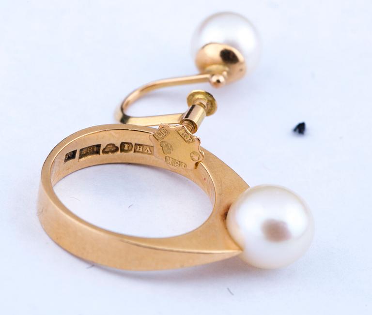 RING SAMT ÖRHÄNGEN, 18 k guld med pärlor. Totalvikt ca 7 g.