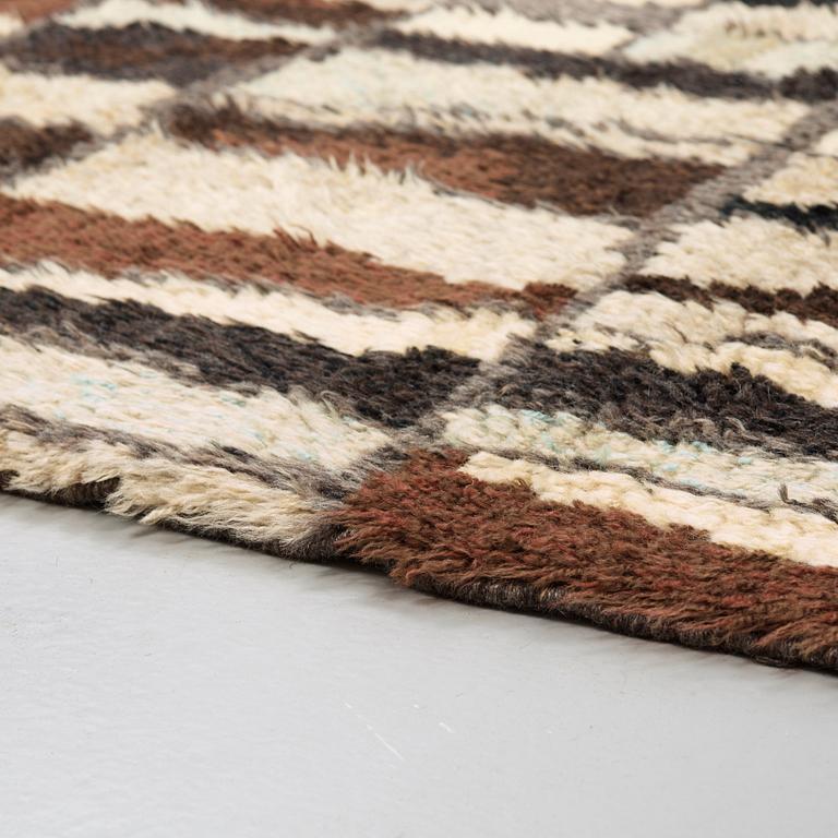 M Harström, MATTA. "Mörk konstruktion". Rya. 223 x 138,5 cm. M. Harström, Hemslöjden, Borås.