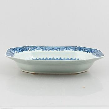 A Chinese blue and white export porcelain tureen stand, Qing dynasty, Qianlong (1736-95).