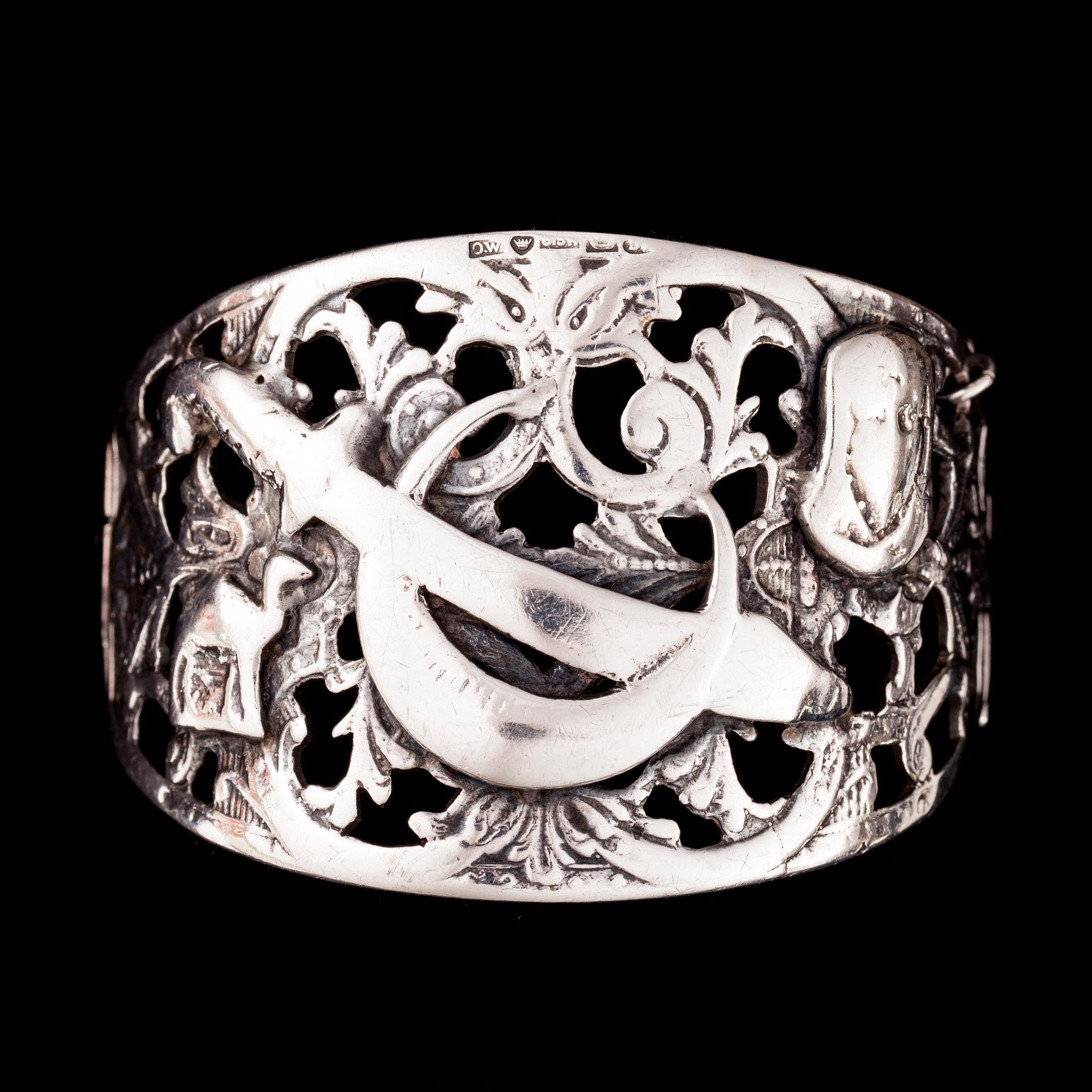 ARMRING, österländskt silver, 1800/1900-talets slut. Importstämpel OW Helsingfors. Vikt 57,4 g.