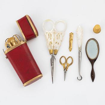 Necessär med utensilier, samt sytillbehör, 1800-tal.