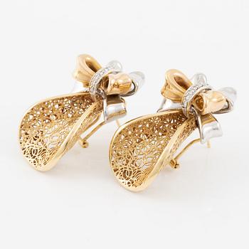 Demi parure, ring and earrings, 18K gold with brilliant-cut diamonds. Italy.