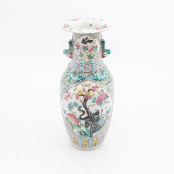 A set of three Chinese porcelain vases 19th/20th century.
