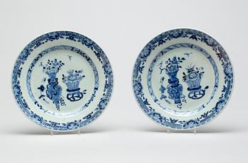 TALLRIKAR, ett par, porslin, Kina, Qianlong (1736-95).