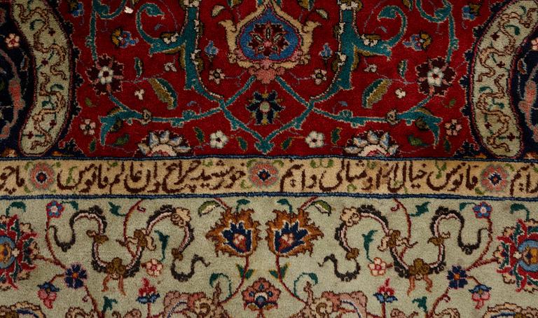 Matta, semiantik Täbris, signerad ca 335,5 x 256,5 - 261,5 cm.