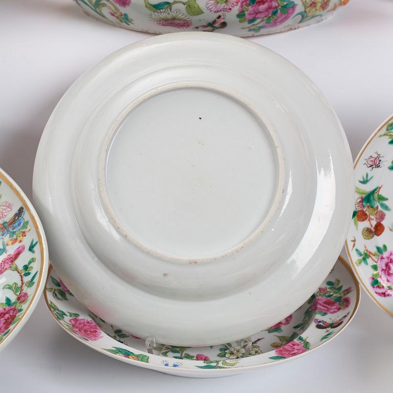 A famille rose 'Chinese Export' Canton dinner service, Qing dynasty, 19th Century. (109 pieces).