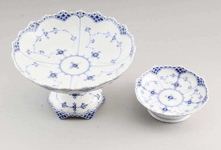 SKÅLAR PÅ FOT, 2 st, porslin, "Musselmalet", Royal Copenhagen.