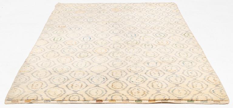 Ingrid Hellman-Knafve, a carpet 'Lökar', knotted pile, 324 x 185.5 cm, signed IH-53.