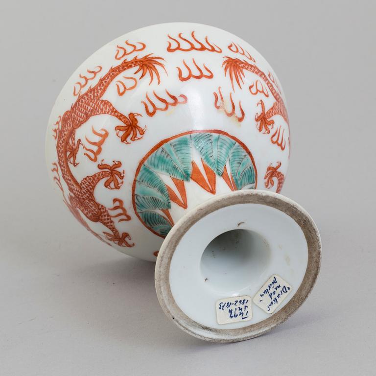 A large porcelain spoon and footed bowl, Qing dynasty, late 19th century.