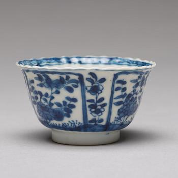 Seven matched blue and white cups with four dishes, Qing dynasty, Kangxi (1662-1722).