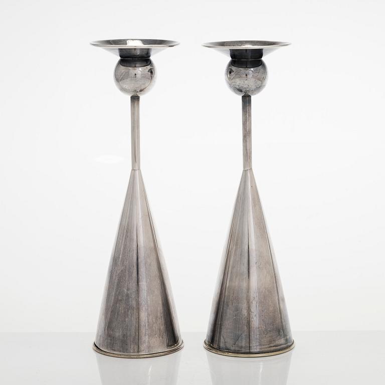 Kaj Blomqvist, kynttilänjalkapari, hopeaa, signeerattu KB. Kultakeskus Tavastehus 1966-67.