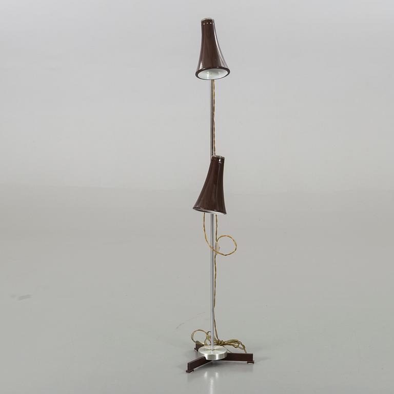 A 1970'S FLOOR LAMP.