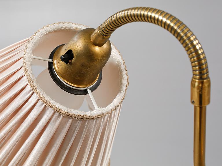 GOLVLAMPA, omkring 1900-talets mitt.