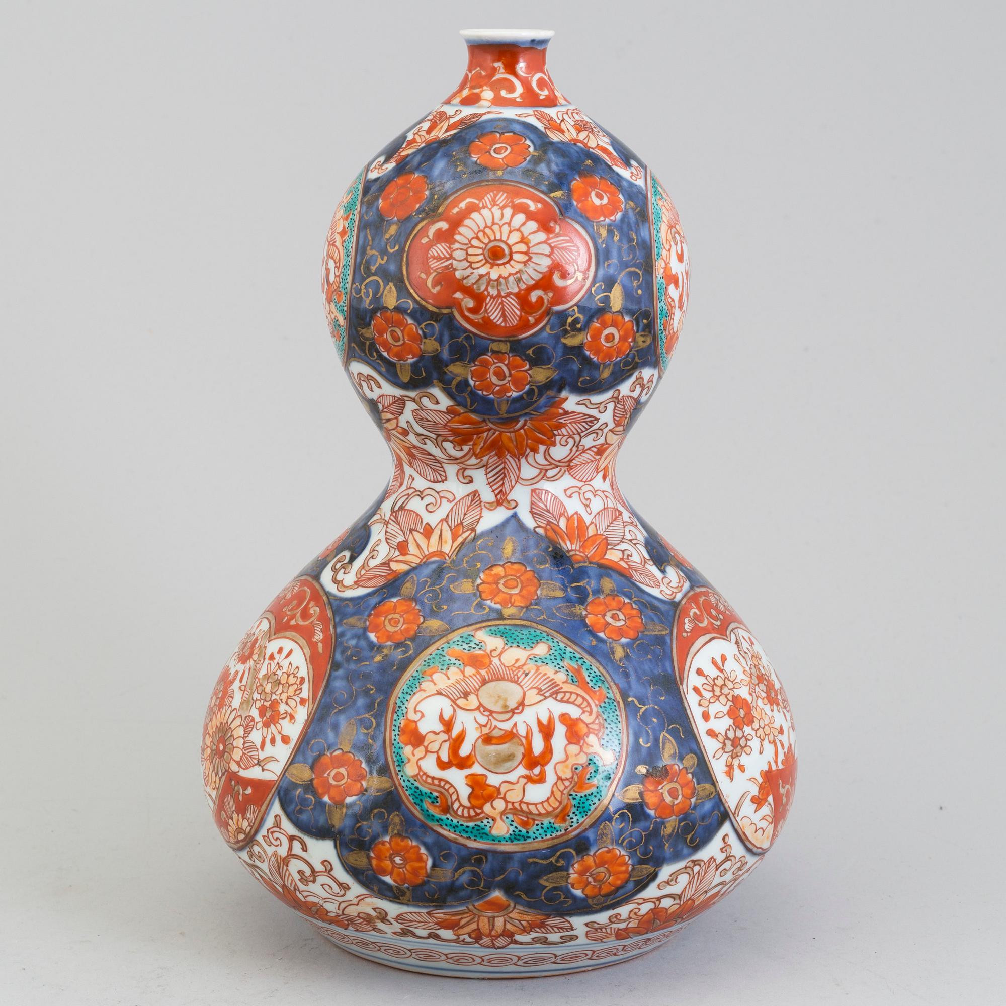 A Japanese imari vase, Meiji (1868-1912).