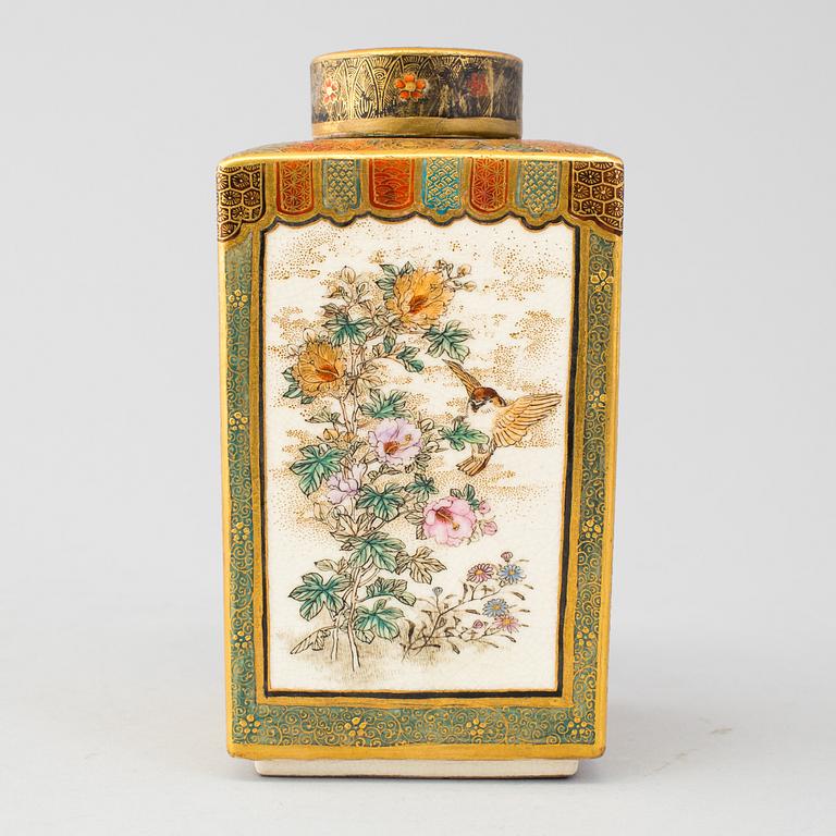 A Japanese Satsuma vase with cover, Meiji period (1868-1912).