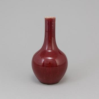 A chinese porcelain oxblood glazed bottle vase, Qing dynasty, 19th century.