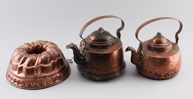 KAFFEPANNOR, 2 st samt ALADÅBFORM, koppar, 1800-tal.