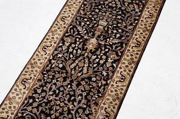 Gallerimatta, orientalisk, ca 517 x 76 cm.