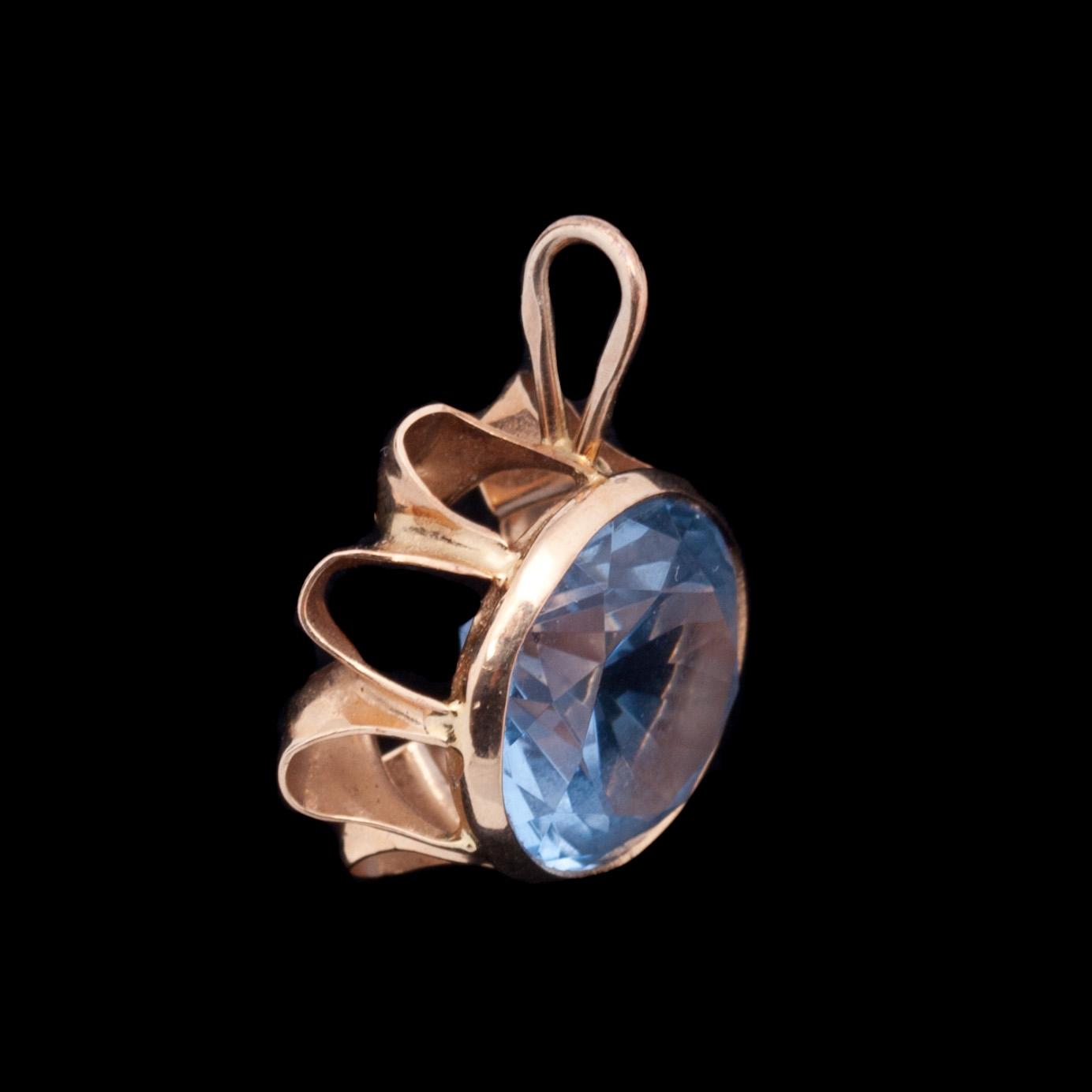 RINGAR, 2 st och HÄNGE. 18k guld med blå syntetiska spineller. 1950-tal. Vikt tot ca 9 g.