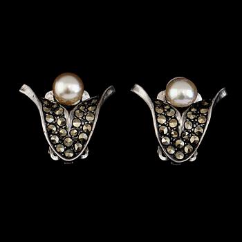 HÄNGE OCH ÖRHÄNGEN, 2 par, silver och bla markasiter, omkring år 1900.