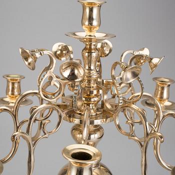 KANDELABRAR, ett par, mässing, barockstil, omkring sekelskiftet 1900.