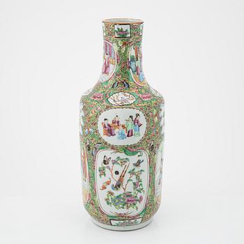 A porcelain vase, Canton, Qing dynasty, 19th Century.