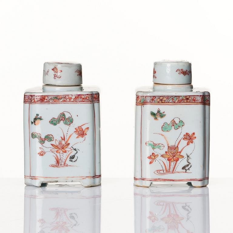 A pair of iron red and green decorated tea caddies with covers, Qing dynasty, Kangxi (1662-1722).